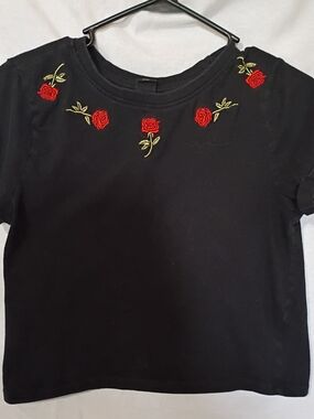Vibe Black Short-Sleeve Tee with Red Rose Embroidery XS